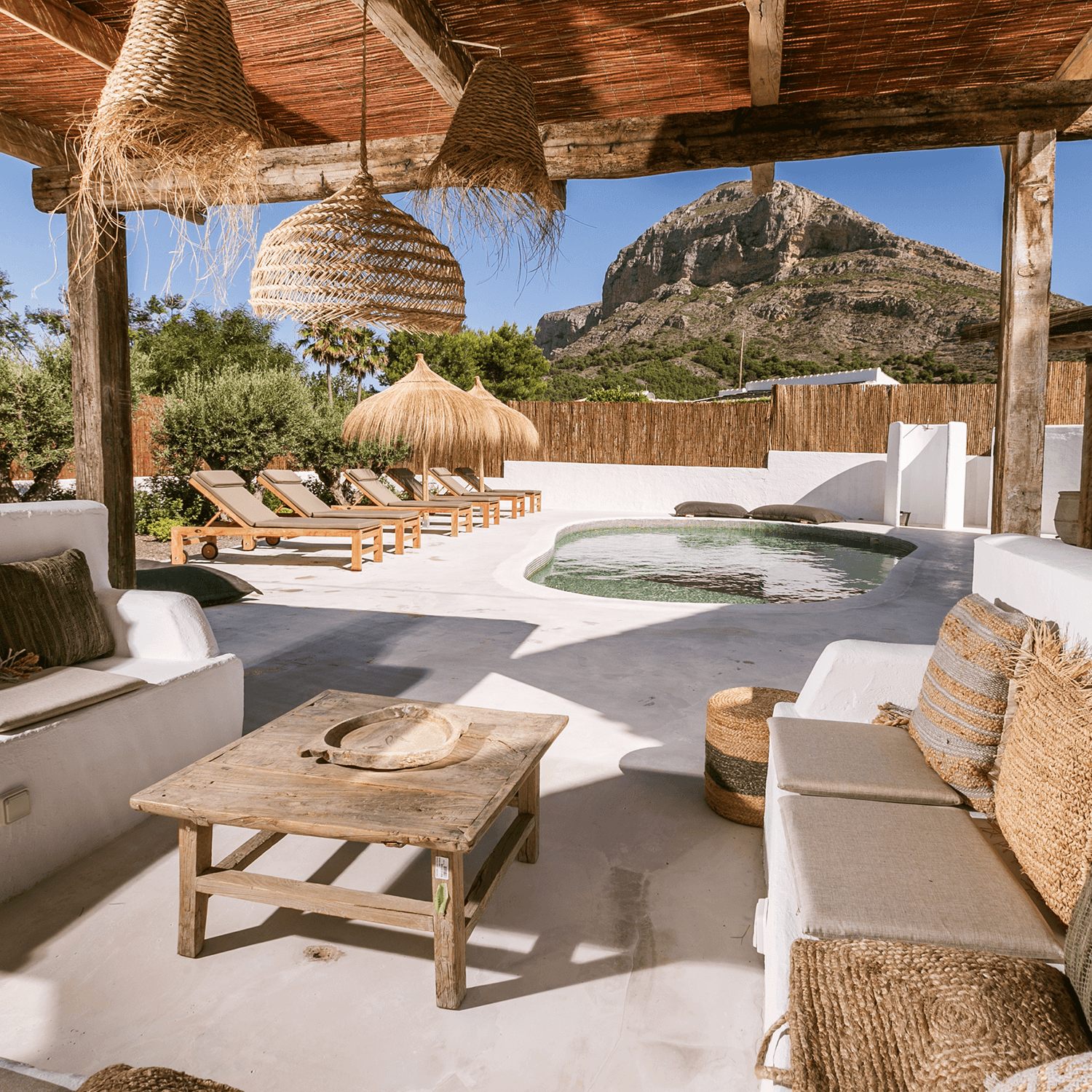 character-living-rent-la-finca-del-olivar-03